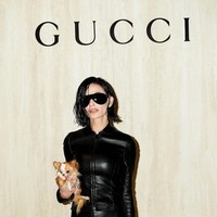 Gaya Dramatis Demi Moore di Milan Fashion Week, Tak Dikenali dengan Rambut Bob