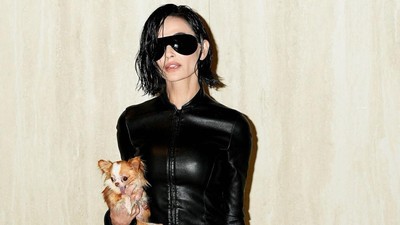 Gaya Dramatis Demi Moore di Milan Fashion Week, Tak Dikenali dengan Rambut Bob