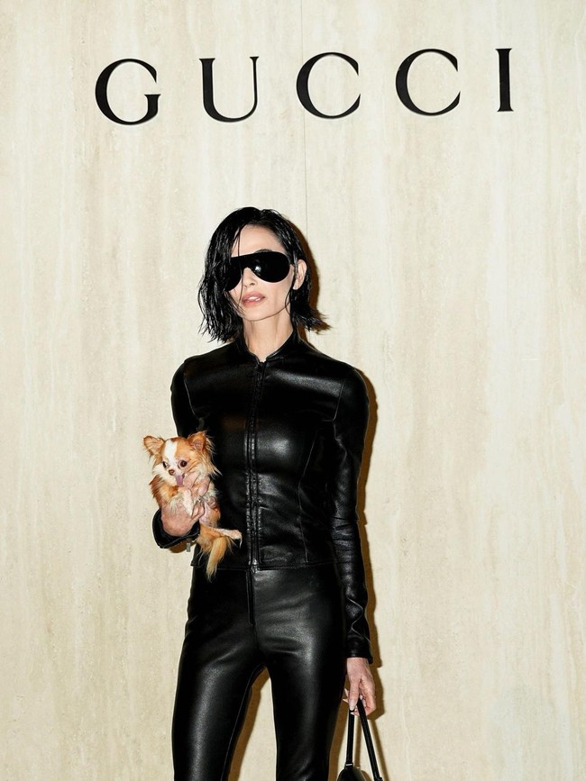 Gaya Dramatis Demi Moore di Milan Fashion Week, Tak Dikenali dengan Rambut Bob