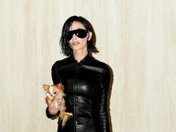 Gaya Dramatis Demi Moore di Milan Fashion Week, Tak Dikenali dengan Rambut Bob