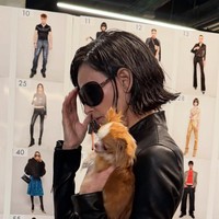 “Aku ingin memberikan Demi tampilan yang sangat berani dan modis untuk fashion show Demna. Tampilan ini terinspirasi oleh siluet koleksi barunya. Ini perubahan besar bagi Demi – kita belum pernah melihatnya seperti ini sebelumnya! Dia terlihat sangat keren, santai, dan modern. Dan itu menonjolkan kepribadiannya,” kata Dimitris.Foto: Instagram @demimoore