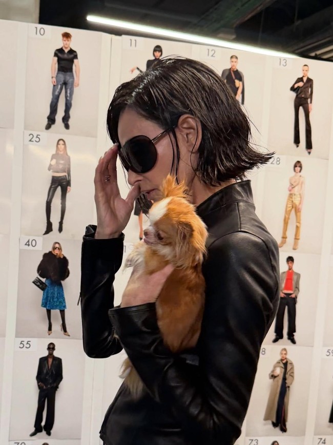 “Aku ingin memberikan Demi tampilan yang sangat berani dan modis untuk fashion show Demna. Tampilan ini terinspirasi oleh siluet koleksi barunya. Ini perubahan besar bagi Demi – kita belum pernah melihatnya seperti ini sebelumnya! Dia terlihat sangat keren, santai, dan modern. Dan itu menonjolkan kepribadiannya,” kata Dimitris.Foto: Instagram @demimoore