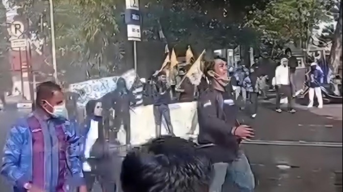 Demo terkait dugaan mark up di dapur MBG di Bulukumba berakhir ricuh.