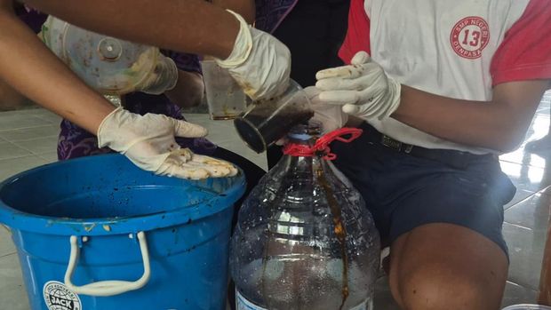 Eco-enzyme Siswa memperagakan pembuatan eco-enzyme.