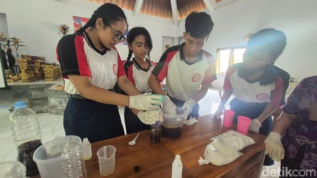 Siswa memperagakan pembuatan eco-enzyme.