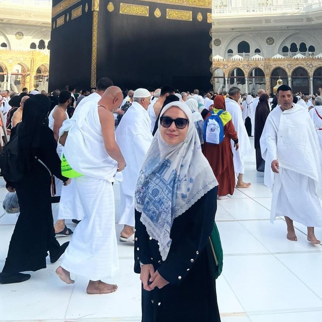 Doa Enno Lerian di Umrah Perdana