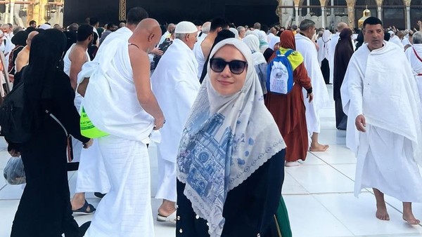 Doa Enno Lerian di Umrah Perdana