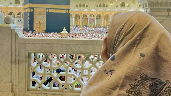 Doa Enno Lerian di Umrah Perdana