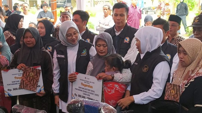 Gubernur Jatim Khofifah Indar Parawansa berkunjung ke Banyuwangi untuk menyalurkan bantuan sosial hingga tali asih Ramadhan.
