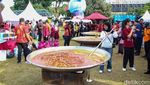 Imlek Festival Bagikan 5.000 Ketupat Cap Go Meh untuk Buka Puasa