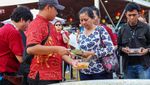 Imlek Festival Bagikan 5.000 Ketupat Cap Go Meh untuk Buka Puasa