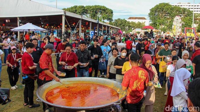 Ribuan warga memadati Lapangan Banteng, Jakarta Pusat, Sabtu (28/2/2026), untuk mengikuti buka puasa bersama dalam rangkaian Imlek Festival 2026.