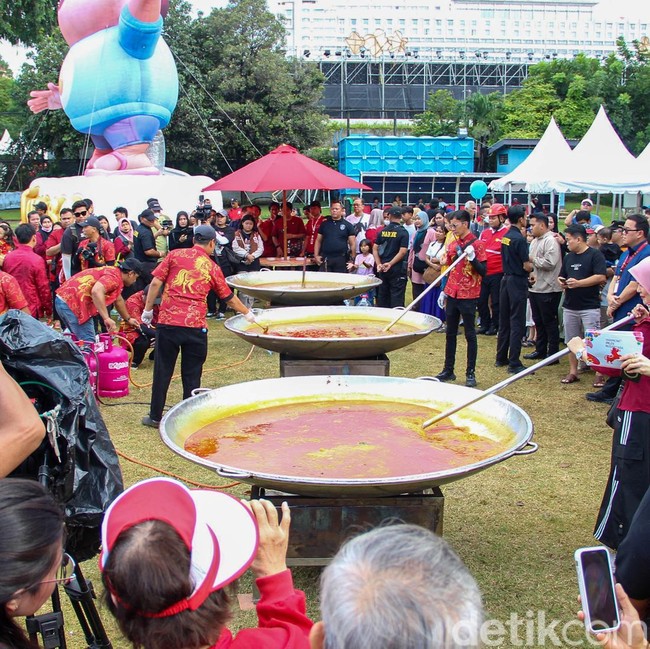 Imlek Festival Bagikan 5.000 Ketupat Cap Go Meh untuk Buka Puasa