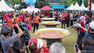Imlek Festival Bagikan 5.000 Ketupat Cap Go Meh untuk Buka Puasa