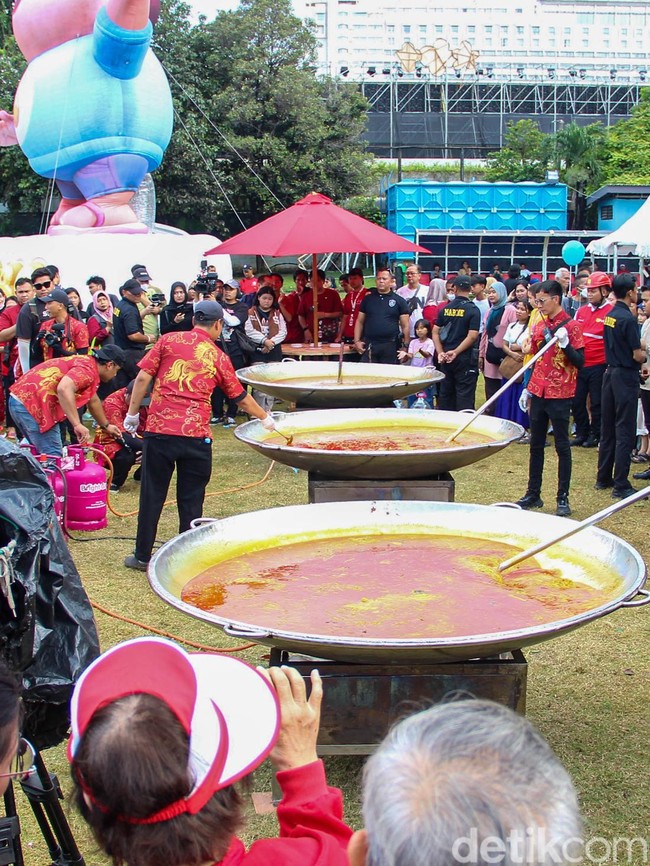 Imlek Festival Bagikan 5.000 Ketupat Cap Go Meh untuk Buka Puasa
