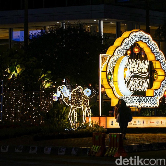 Instalasi Cahaya Ramadan Hiasi Pedestrian HI