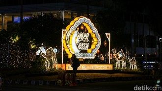 Instalasi Cahaya Ramadan Hiasi Pedestrian HI