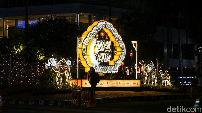 Rangkaian lampion dan instalasi cahaya bertema Ramadan mempercantik jalur pedestrian di kawasan Bundaran HI, Jakarta, Jumat (27/2/2026).