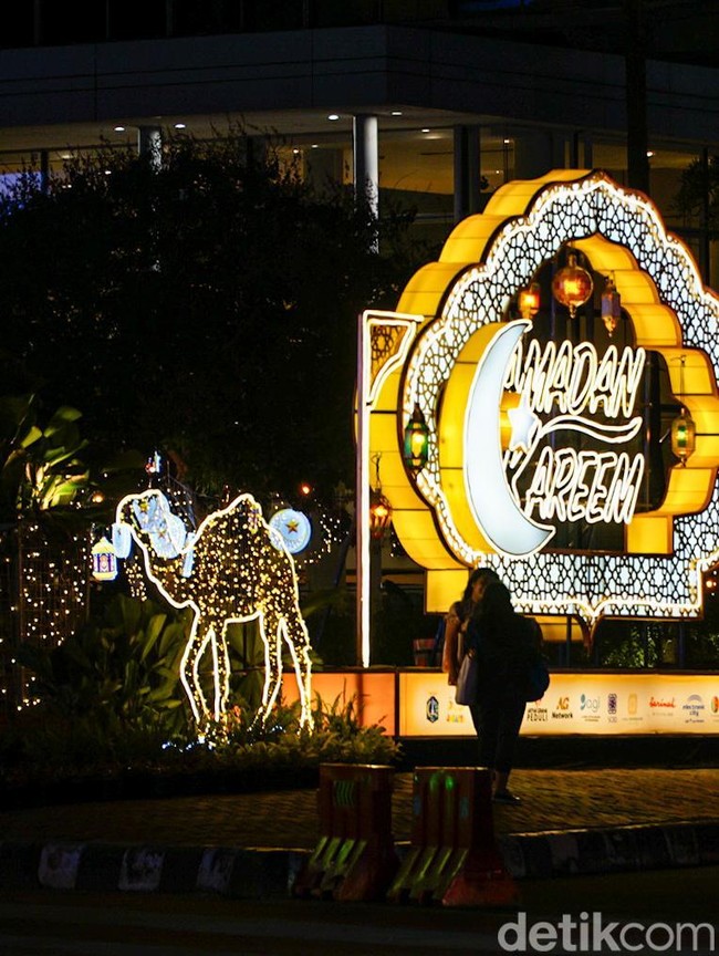 Instalasi Cahaya Ramadan Hiasi Pedestrian HI