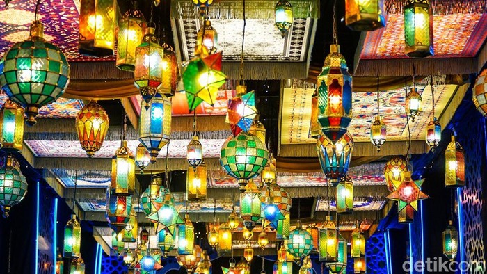Rangkaian lampion dan instalasi cahaya bertema Ramadan mempercantik jalur pedestrian di kawasan Bundaran HI, Jakarta, Jumat (27/2/2026).