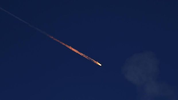 Israel melancarkan serangan udara terhadap wilayah Iran pada Sabtu (28/2) waktu setempat. Dua suara ledakan dilaporkan terdengar di area Teheran, ibu kota Iran, pada Sabtu (28/2) pagi waktu setempat. (REUTERS/Amir Cohen)