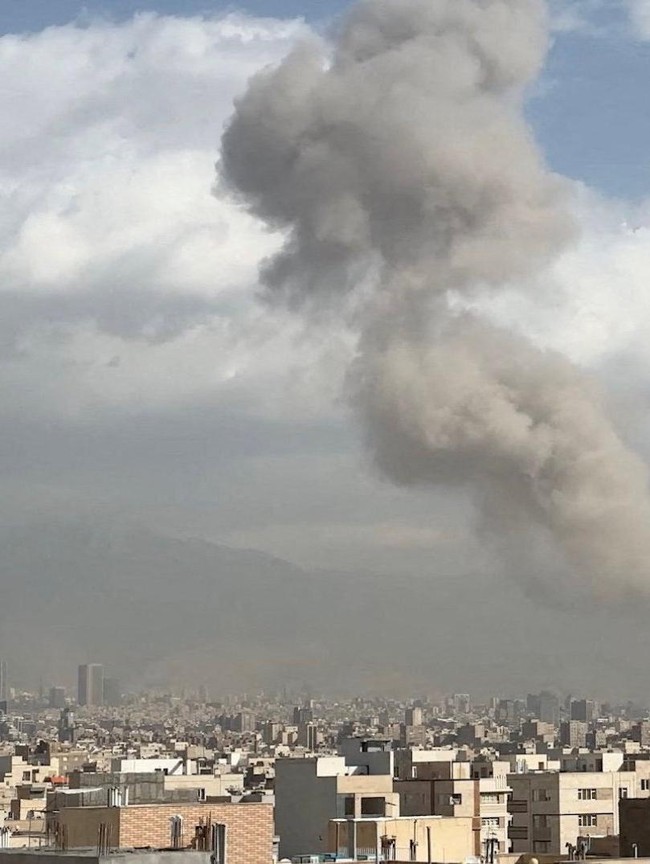 Israel Serang Iran, Ledakan Bikin Warga Berlarian