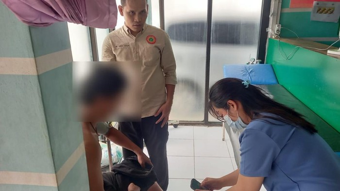 Dua pria di Sentani, Kabupaten Jayapura, Papua berinisial TAL (17) dan A (30) terlibat duel menggunakan parang usai terlibat cekcok hebat.