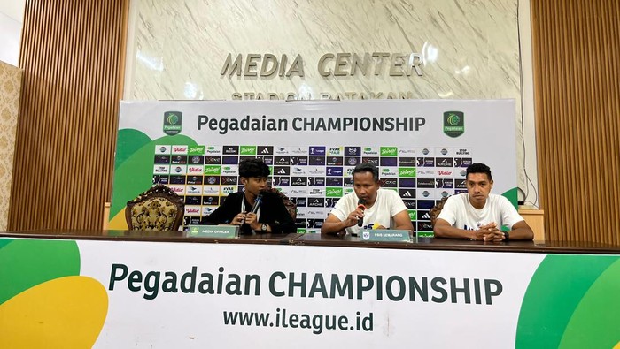 Pelatih PSIS, Andri Ramawi bersama pemain dalam sesi jumpa pers laga Persiba lawan PSIS.