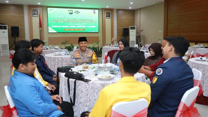 Kapolres Kediri AKBP Bramastyo Priaji saat buka puasa bersama mahasiswa