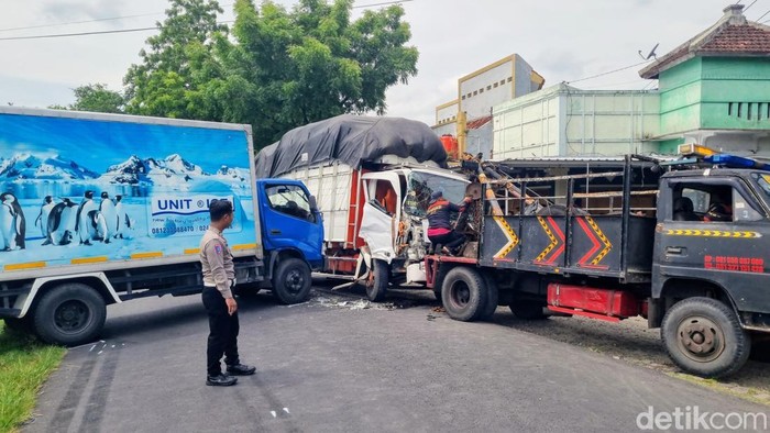 Kecelakaan adu banteng truk gabah dengan mobil boks dan 2 kendaraan lain di Jalur Ponorogo-Magetan.