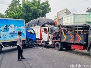 Kecelakaan 4 Kendaraan di Ponorogo, Truk Gabah Vs Mobil Boks Adu Banteng