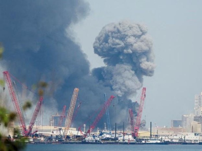 Kepulan asap menjulang ke udara setelah rentetan ledakan terdengar di area Manama, Bahrain, pada Sabtu (28/2) waktu setempat (Reuters) 
