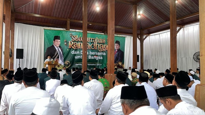 Ketua DPRD Demak  Zayinul Fata di Rumah Dinas Ketua DPRD Demak, Jalan Sultan Hadiwijaya, Kecamatan Demak pada Sabtu (28/2/2026).