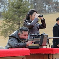 Direktur Jium & Gitdeum, Lim Mun-su, mengatakan transformasi tersebut berlangsung sangat cepat.  Ia menilai kemunculan Kim Ju-ae di berbagai agenda pertahanan ikut memperkuat citra bahwa ia sedang diperkenalkan kepada publik sebagai sosok penting di masa depan. Foto: AFP PHOTO/KCNA VIA KNS