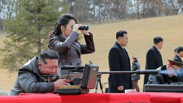 Kim Jong Un dan putrinya, Ju Ae, saat mengunjungi lapangan tembak di KOrut