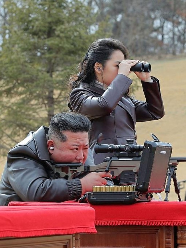 Direktur Jium & Gitdeum, Lim Mun-su, mengatakan transformasi tersebut berlangsung sangat cepat.  Ia menilai kemunculan Kim Ju-ae di berbagai agenda pertahanan ikut memperkuat citra bahwa ia sedang diperkenalkan kepada publik sebagai sosok penting di masa depan. Foto: AFP PHOTO/KCNA VIA KNS