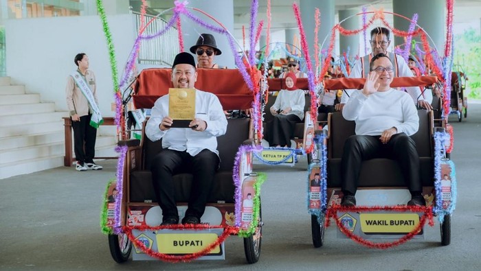 Kirab penghargaan Adipura yang didapatkan Gresik oleh Bupati Gus Yani dan Wabup dr Asluchul Alif. Keduanya naik becak listrik saat mengirab tropi Adipura.