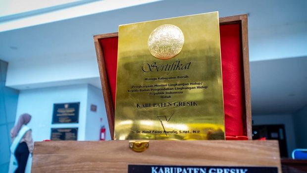 Kirab penghargaan Adipura yang didapatkan Gresik oleh Bupati Gus Yani dan Wabup dr Asluchul Alif. Keduanya naik becak listrik saat mengirab tropi Adipura. Kirab penghargaan Adipura yang didapatkan Gresik oleh Bupati Gus Yani dan Wabup dr Asluchul Alif. Keduanya naik becak listrik saat mengirab tropi Adipura.