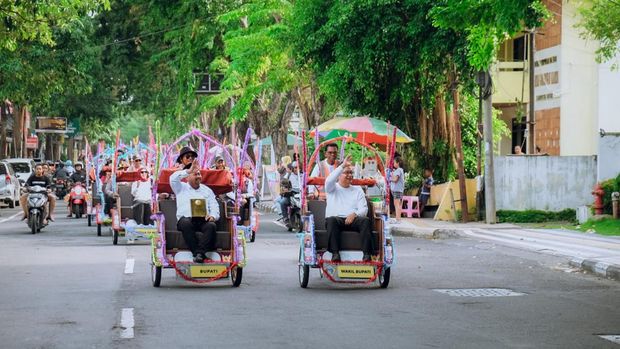 Kirab penghargaan Adipura yang didapatkan Gresik oleh Bupati Gus Yani dan Wabup dr Asluchul Alif. Keduanya naik becak listrik saat mengirab tropi Adipura. Kirab penghargaan Adipura yang didapatkan Gresik oleh Bupati Gus Yani dan Wabup dr Asluchul Alif. Keduanya naik becak listrik saat mengirab tropi Adipura.