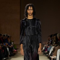 Saat para model melangkah di runway diiringi lagu “American Dream” dari LCD Soundsystem, interpretasi Vevers tentang American dream terasa semakin jelas. Bukan lagi mimpi yang polos dan gemerlap, melainkan versi yang lebih gelap, reflektif, dan sadar diri. Sebuah potret generasi muda yang otentik, tajam, dan relevan dengan realitas hari ini. (Foto: Isidore Montag/Gorunway.com)