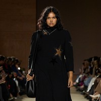 Siluet tas east-west yang tampak “diremas” model saat berjalan juga mencuri perhatian, dipadukan dengan sepatu skate berkesan worn-out yang terasa seperti temuan arsip masa lalu. Tampil pula tas berbentuk sarung tangan baseball yang terbuat dari material daur ulang. (Foto: Isidore Montag/Gorunway.com)