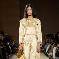 Di lini aksesori, kategori yang selalu menjadi kekuatan Coach, Vevers memperkenalkan messenger bag kulit dengan desain minimalis. Tanpa ornamen berlebih, fokus tertuju pada kualitas material dan detail jahitan atas. (Foto: Isidore Montag/Gorunway.com)