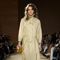 “Runway adalah laboratorium untuk ide-ide keberlanjutan,” jelas Vevers. Ia menegaskan bahwa tak semua eksperimen akan diproduksi massal, namun beberapa akan berkembang menjadi konsep yang lebih besar. Di runway, desainer asal Inggris ini kembali mengandalkan street casting dengan mencari model berpotongan rambut unik dan memiliki gaya personal yang kuat sehingga menciptakan karakter Coach yang terkesan cool. (Foto: Isidore Montag/Gorunway.com)