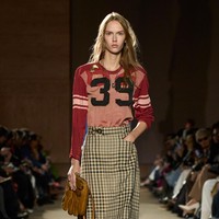 Hampir setiap busana tampak seperti temuan vintage: kaus jersey bernomor, denim abu-abu, knitwear bergaya collegiate dengan maskot fiktif, gaun plaid dan printed dress yang terasa lintas era.  (Foto: Isidore Montag/Gorunway.com)