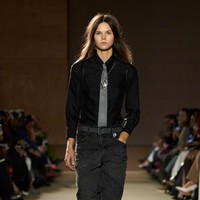 Permainan warna bergerak dari palet sepia ala film noir menuju semburat Technicolor, sebuah penghormatan visual pada film yang menjadi inspirasi koleksi ini. (Foto: Isidore Montag/Gorunway.com)