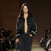 Pengalaman personal itu, katanya, semakin mempertajam fokusnya pada generasi berikutnya. Ia dikenal piawai menangkap pergeseran selera Gen Z, mulai dari kecintaan pada vintage, upcycling, hingga gaya berpakaian yang mencampuradukkan era. Musim ini, Vevers menghadirkan interpretasi punk rock era 1970-an yang moody dan genderfluid. (Foto: Isidore Montag/Gorunway.com)