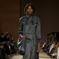 Untuk musim gugur 2026, ia menyoroti kultur anak muda melalui lensa film klasik Hollywood, The Wizard of Oz. “Hal tentang anak muda adalah mereka selalu berubah,” ujar Vevers kepada WWD. Ia selalu mengisi liburan Natal dengan menyaksikan film tersebut bersama anaknya. (Foto: Isidore Montag/Gorunway.com)