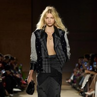 Di bawah arahan Stuart Vevers sebagai direktur kreatif, Coach menawarkan perspektif segar berupa perkawinan idealisme klasik dengan semangat punk generasi muda. Sebagai desainer asal Eropa yang memimpin salah satu brand warisan terbesar Amerika Serikat ini, Vevers kembali menunjukkan kemampuannya membaca perubahan zaman. (Foto: Isidore Montag/Gorunway.com)