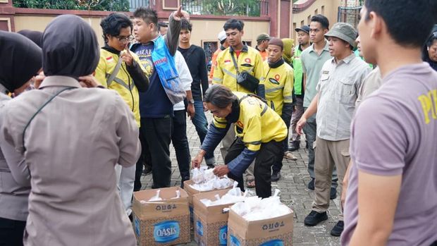 Komunitas pengemudi ojek online, pelaku UMKM hingga ormas duduk bersanding dengan personel Polda Metro Jaya