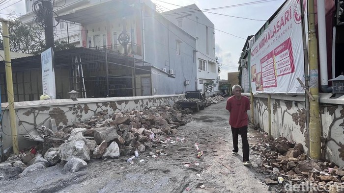 Kondisi jalan di Tamalanrea Makassar setelah cor dan tumpukan batu disingkirkan.